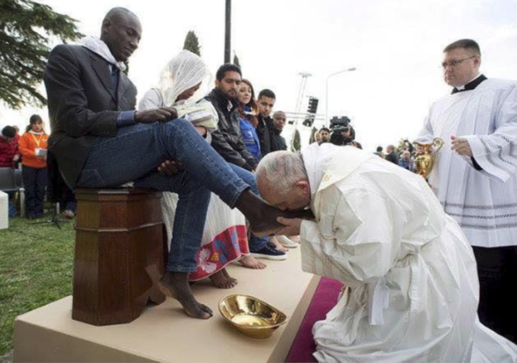 Pope Kisses Muslims Feet